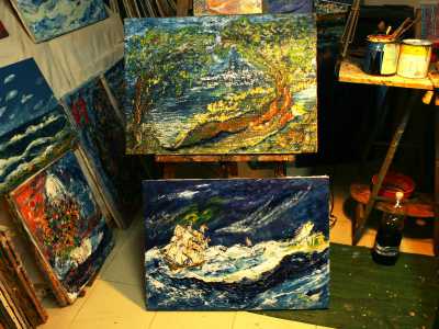 ...ma il soggetto predominante � chiaramente il blu del mare: tempeste e burrasche vengono raffigurate in immagini che richiamano i pittori impressionisti